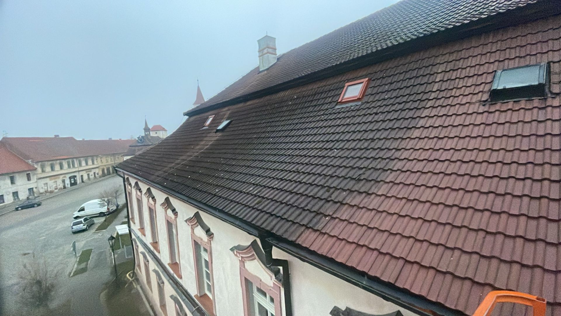 Zašlá střecha před čištěním